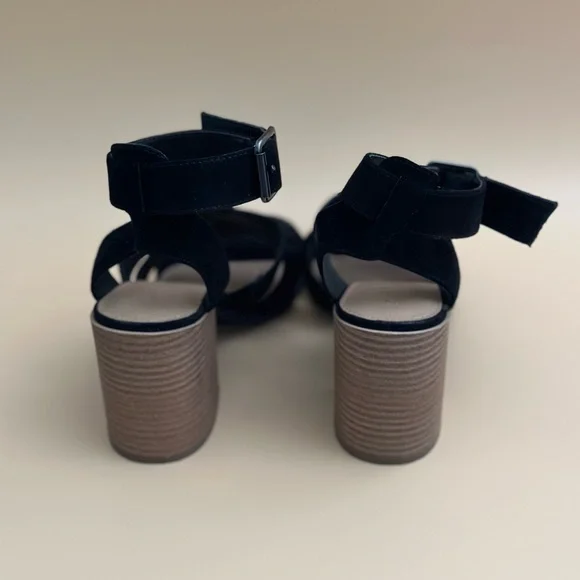 Universal Thread Etta Buckle Ankle Block Heel Sandal Black Size: 5.5 - Picture 5 of 5